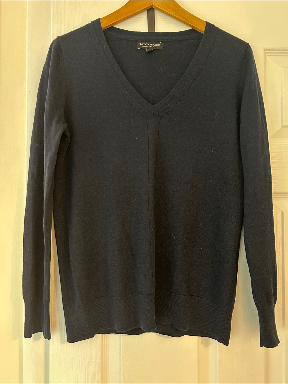 Banana Republic Merino Wool Women's V-Neck Sweater in Navy Blue